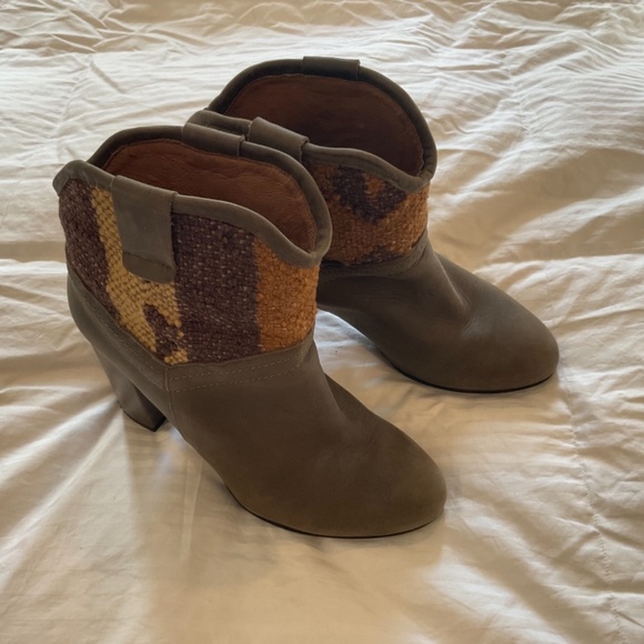 Howsty Boots - Picture 3 of 3